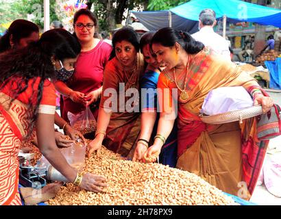 Bangalore, Indien. 21st. November 2021. Bauern verkaufen Erdnüsse auf der jährlichen Erdnussmesse in Bangalore, Indien, am 21. November 2021. Quelle: Str/Xinhua/Alamy Live News Stockfoto