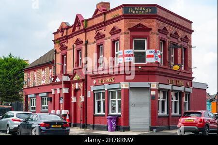 The Park Pub, Walton Breck Road, gegenüber vom berühmten Kop Stand des Liverpool Football Club. Bild aufgenommen im September 2021. Stockfoto