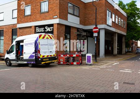 Woodbridge Suffolk UK August 08 2021: BT OpenReach van geparkt in einer Straße im Stadtzentrum von Suffolk. Ein Mitarbeiter arbeitet hinter Barrieren in einem Netzwerk Stockfoto