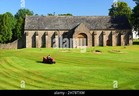 Rasenmähen auf dem Golfplatz Torre Abbey, vor dem Spanish Barn, Torquay, South Devon. Stockfoto