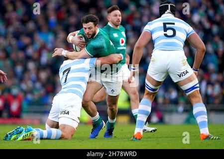 Der irische Robbie Henshaw (Mitte) wird vom argentinischen Marcos Kremer während des Autumn International-Spiels im Aviva Stadium in Dublin, Irland, angegangen. Bilddatum: Sonntag, 21. November 2021. Stockfoto