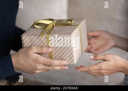 Nahaufnahme männliche Hände geben lang erwartete Geschenk zu Liebsten Frau Stockfoto