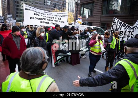 Reverend Jesse Jackson Sr. Und Frank Chapman marschieren am 20. November 2021 mit über tausend Demonstranten auf dem Federal Plaza in Chicago, IL, um gegen den Freispruch von Kyle Rittenhouse zu protestieren. (Foto von Karla Ann Coté/Sipa USA) Stockfoto