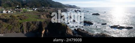 Der Pazifik fließt an der zerklüfteten Küste Nordkaliforniens in Westport. Der Pacific Coast Highway verläuft direkt entlang dieser malerischen Route. Stockfoto