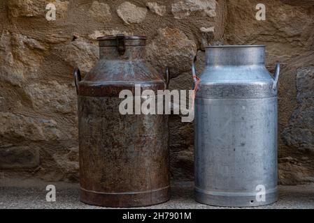 Antike Milch churns in verschiedenen Größen und Farben Stockfoto