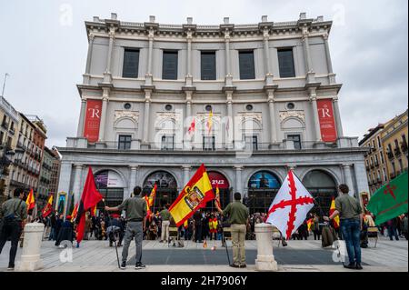 Madrid, Spanien. 21st. November 2021. Menschen mit vorverfassungsmäßigen Flaggen werden bei einem Akt gesehen, der von der spanischen Katholischen Bewegung zum Gedenken an den Todestag des spanischen Diktators Francisco Franco einberufen wurde. Quelle: Marcos del Mazo/Alamy Live News Stockfoto