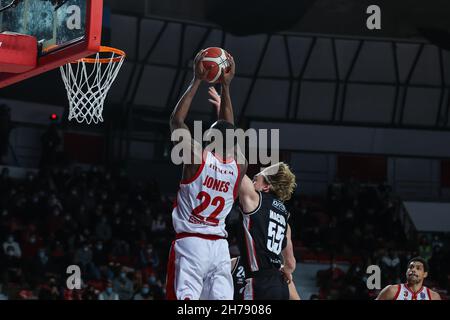 Jalen Jones #22 von Pallacanestro Varese OpenJobMetis in Aktion während des italienischen Basketball LBA Lega Basket Ein 2021/22-Spiel in der regulären Saison zwischen OpenJobMetis Varese und Bertram Darthona Basket Tortona in der Enerxenia Arena, Varese, Italien am 20. November 2021 Stockfoto