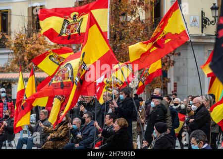 Madrid, Spanien. 21st. November 2021. Menschen mit vorverfassungsmäßigen Flaggen werden bei einem Akt gesehen, der von der spanischen Katholischen Bewegung zum Gedenken an den Todestag des spanischen Diktators Francisco Franco einberufen wurde. Quelle: Marcos del Mazo/Alamy Live News Stockfoto