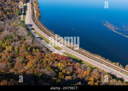 Luftaufnahme der Great River Road oder Highway 61 entlang der Ufer des mississippi Flusses und bewaldeten Klippen des john latsch State Park minnesota Stockfoto