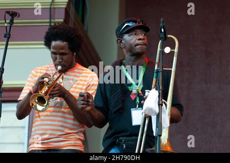 stockholm schweden - 26. Juni - 2009 Bandmitglied in der Gruppe Solomonic - The Reggastra spielt mit Hase Wailer in schweden Stockfoto