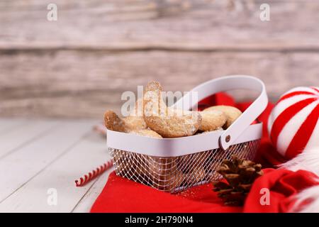 Cescent christmas Cookies genannt 'Vanillekipferl', ein traditionelles österreichisches oder deutsches Weihnachtsgebäck mit Nüssen und Puderzucker Stockfoto