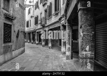 Eine verlassene, gebogene Gasse im Zentrum von Venedig, Italien Stockfoto