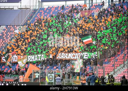 Bologna, Italien. 21st. November 2021. Renato Dall'Ara Stadium, Bologna, Italien, 21. November 2021, Venezia-Fans während des FC Bologna gegen FC Venezia - italienischer Fußball Serie A-Spiel Credit: Live Media Publishing Group/Alamy Live News Stockfoto