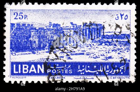 MOSKAU, RUSSLAND - 25. OKTOBER 2021: Im Libanon gedruckte Briefmarke zeigt Ruinen in Baalbek, libanesische Landschaften und Zeder - Serie 1952, um 1952 Stockfoto