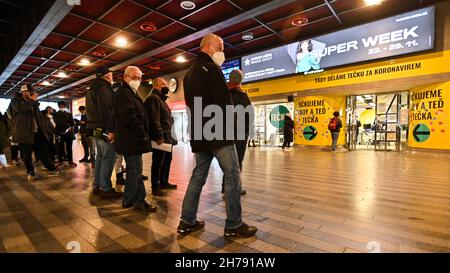 Die Menschen warten vor dem Impfzentrum im Hauptbahnhof in Prag, Tschechische Republik, November 20. 2021. (CTK Photo/Michal Kamaryt) Stockfoto