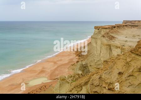 Blick von den Stränden des oman Meer in chabahar, belutschistan Provinz, iran. Tabletop Berge im iran Stockfoto