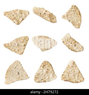 Haufen mexikanischer Nachos-Chips isoliert auf weißem Hintergrund Stockfoto