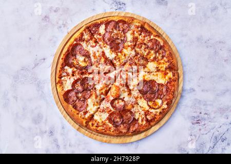 Köstliche Pepperoni italienische Pizza auf einer Marmoroberfläche Stockfoto
