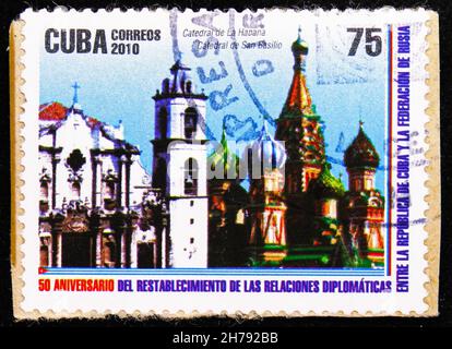 MOSKAU, RUSSLAND - 25. OKTOBER 2021: In Kuba gedruckte Briefmarke zu 50 Jahren diplomatischer Beziehungen Kuba – Russland, Serie, um 2010 Stockfoto