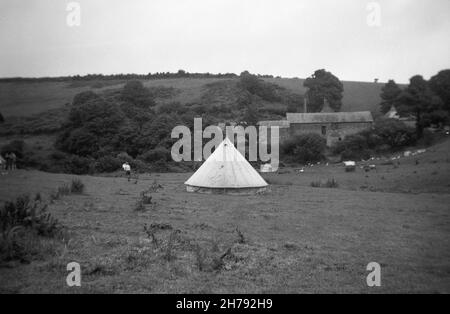 1939, historisch, in einem Pfadfindercamp in Ringmore, Devon, England, Großbritannien, ein traditionelles konisches Zeltdach aus Segeltuch, das auf einem Feld auf einem Hügel aufgestellt wurde. Stockfoto