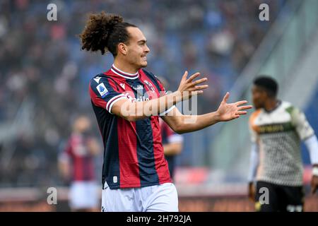 Bologna, Italien. 21st. November 2021. Renato Dall'Ara Stadium, Bologna, Italien, 21. November 2021, Bologna's Arthur Theate Gesten während Bologna FC vs Venezia FC - italienische Fußball Serie A Spiel Credit: Live Media Publishing Group/Alamy Live News Stockfoto