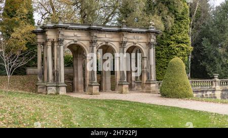 Bögen aus Sandstein in einem Garten Stockfoto