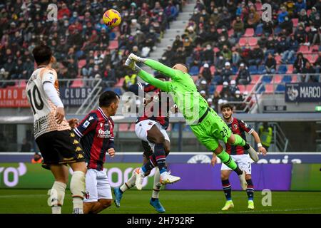 Lukasz Skorupski aus Bologna rettet ein Tor während des FC Bologna gegen den FC Venezia, italienische Fußballserie A in Bologna, Italien, November 21 2021 Stockfoto