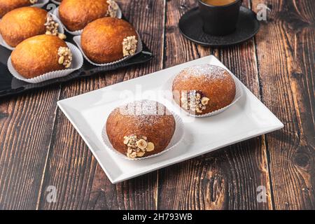 Bombolon oder Bomboloni ist ein italienisches gefülltes Donut- und Snackfutter. Deutsche Krapfen - Krapfen oder berliner - gefüllt mit Marmelade und Schokolade Stockfoto