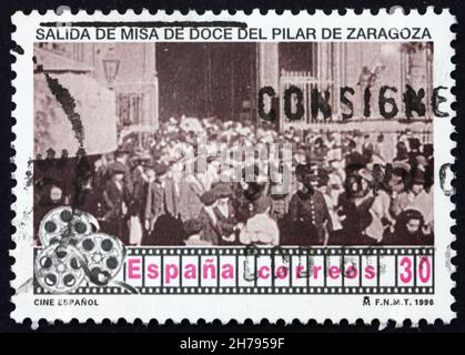 SPANIEN - UM 1996: Eine in Spanien gedruckte Briefmarke zeigt eine Szene aus dem ersten spanischen Kinofilm, Salida de los Fieles del Pilar de Zaragoza, um 1996 Stockfoto