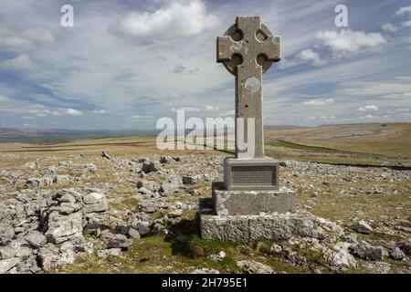 Cumbria, Großbritannien: Queen Victoria Jubilee Monument auf Beacon Hill, Orton Scar. Der Kalksteinpflaster von Great Asby Scar ist im Hintergrund zu sehen. Stockfoto