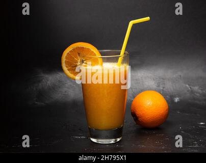 Ein frisch gepresster Orangensaft in einem Glas Stockfoto