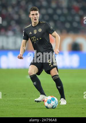 firo: Fußball: Fußball: 19.11.2021 1st Bundesliga, Spieltag Saison 2021/2022 12th, FC Augsburg - FC Bayern Mvºnchen 2: 1, Benjamin Pavard, FC Bayern Mvºnchen, FCB, Bayern, FC Bayern, Einzelaktion, Stockfoto