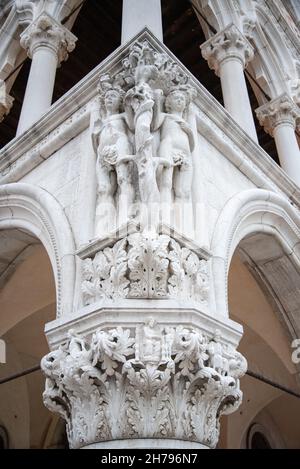 Die Hauptstadt an der Ecke des Dogenpalastes zeigt Adam und Eva, Venedig, Italien Stockfoto