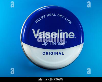 Zinn der Vaseline-Lippentherapie auf blauem Hintergrund Stockfoto