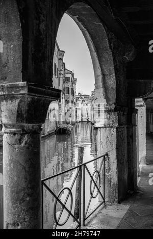 Geschützter Weg mit Panoramablick auf den Rio dei SS Apostoli in Venedig, Italien Stockfoto