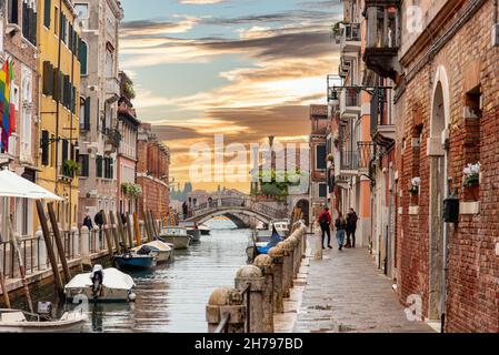 Touristen zu Fuß in Rio de la Fornace, Venedig, Italien Stockfoto