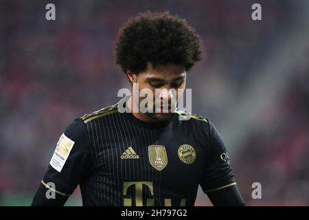 firo: Fußball: Fußball: 19.11.2021 1st Bundesliga, Spieltag Saison 2021/2022 12th, FC Augsburg - FC Bayern Mvºnchen 2: 1, Serge Gnabry, FC Bayern Mvºnchen, FCB, Bayern, FC Bayern, Halbfigur, Stockfoto