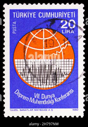 MOSKAU, RUSSLAND - 25. OKTOBER 2021: In der Türkei gedruckte Briefmarke zeigt Seismograph, 7th World Conference on Earthquake Engineering, Istanbul Serie, Stockfoto