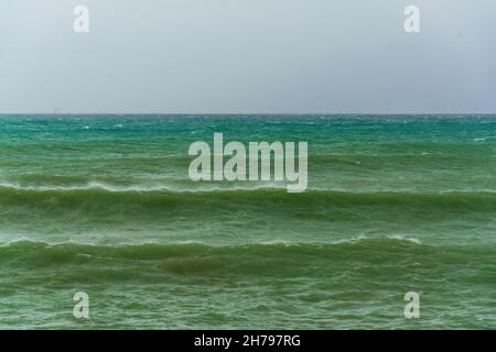 Wütend türkisgrüne Farbe massiven RIP curl einer Wellen, wie es Barrel rollt entlang des Ozeans. Wilde Wellen Pfund die Küste von chabahar in stürmischen Tag w Stockfoto