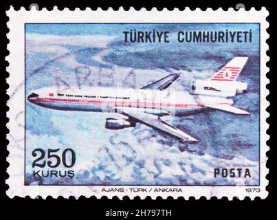 MOSKAU, RUSSLAND - 25. OKTOBER 2021: In der Türkei gedruckte Briefmarke zeigt Douglas DC-10, reguläre Airmail-Serie, um 1973 Stockfoto