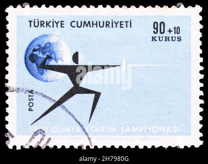 MOSKAU, RUSSLAND - 25. OKTOBER 2021: Die in der Türkei gedruckte Briefmarke zeigt Fechtspiele, Serie, um 1970 Stockfoto