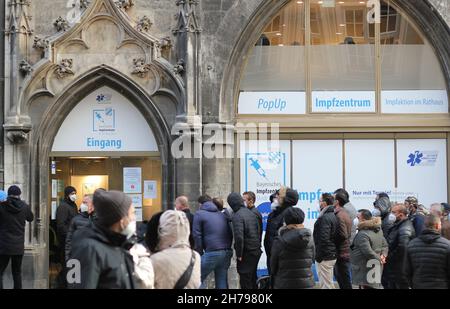 Pop up Corona Impfzentrum, Menschen Schlange stehen für die erste Immunisierung, Marienplatz. Stockfoto