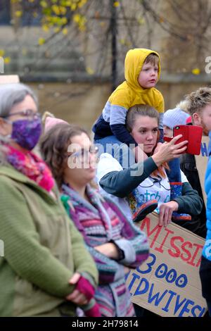 College Green, Bristol, Großbritannien. 21st. November 2021. Eine von 80 Kundgebungen in Großbritannien heute durch den „Marsch für Hebammen“. Hebammen und Angehörige der Gesundheitsberufe protestieren gegen eine Krise im Mutterschaftsdienst. Die Demonstranten äußern ihre Besorgnis über die Unterbesetzung und die Unterbesetzung der Ressourcen. Kredit: JMF Nachrichten/Alamy Live Nachrichten Stockfoto