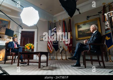 WASHINGTON DC, USA - 18. August 2021 - US-Präsident Joe Biden nimmt ein TV-Interview mit dem Journalisten von ABC News George Stephanopoulos auf, Mittwoch, 18. August Stockfoto