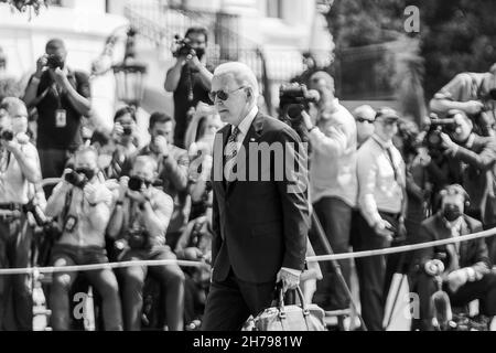 WASHINGTON DC, USA - 10. August 2021 - US-Präsident Joe Biden landet auf dem South Lawn des Weißen Hauses am Dienstag, den 10. August 2021, fol Stockfoto