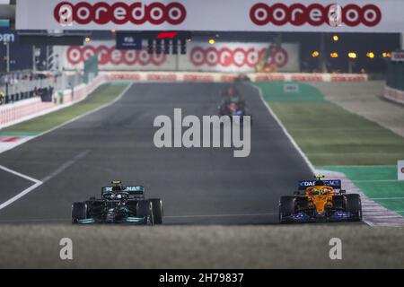 77 BOTTAS Valtteri (FIN), Mercedes AMG F1 GP W12 E Performance, Überholen 04 NORRIS Lando (gbr), McLaren MCL35M, Einsatz während des Formel 1 Ooredoo Qatar Grand Prix 2021, 20th Lauf der FIA Formel 1 Weltmeisterschaft 2021 vom 19. Bis 21. November 2021 auf dem Losail International Circuit, In Lusail, Katar - Foto: Florent Gooden/DPPI/LiveMedia Stockfoto