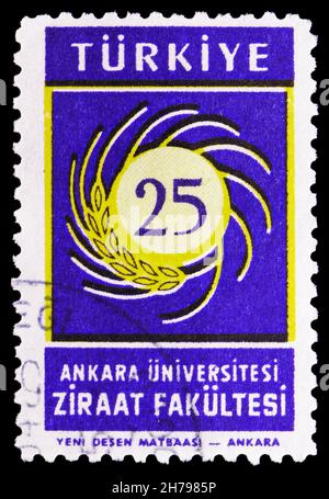 MOSKAU, RUSSLAND - 25. OKTOBER 2021: Die in der Türkei gedruckte Briefmarke zeigt die Universität Ankara, Serie, um 1959 Stockfoto