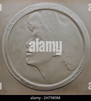 KATHARINE HEPBURN Relief Portrait in Profile Werbegrafik aus dem Studio Year Book für die kommenden 1934 - 1935 RKO Radio Pictures Stockfoto