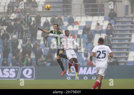 Reggio Emilia, Italien. 21st. November 2021. Gian Marco Ferrari (Sassuolo) mit dem Kopf auf Keita Balde (Cagliari) während US Sassuolo gegen Cagliari Calcio, italienische Fußballserie A Spiel in Reggio Emilia, Italien, November 21 2021 Quelle: Independent Photo Agency/Alamy Live News Stockfoto