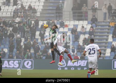 Reggio Emilia, Italien. 21st. November 2021. Gian Marco Ferrari (Sassuolo) mit dem Kopf auf Keita Balde (Cagliari) während US Sassuolo gegen Cagliari Calcio, italienische Fußballserie A Spiel in Reggio Emilia, Italien, November 21 2021 Quelle: Independent Photo Agency/Alamy Live News Stockfoto